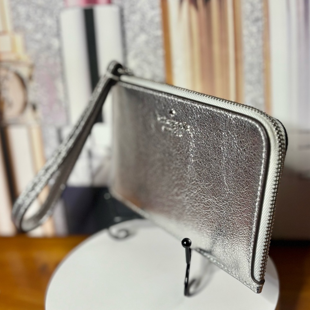 Kate Spade NWT Metallic Silver Wristlet Clutch - Picture 3 of 7